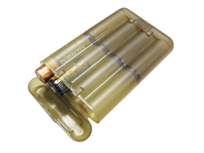 Porta baterias plástico Condor Battery Case (US1017-008) olivo translucido con tapa para 8 AA o 12 AAA o 8 CR2 o 8 CR123